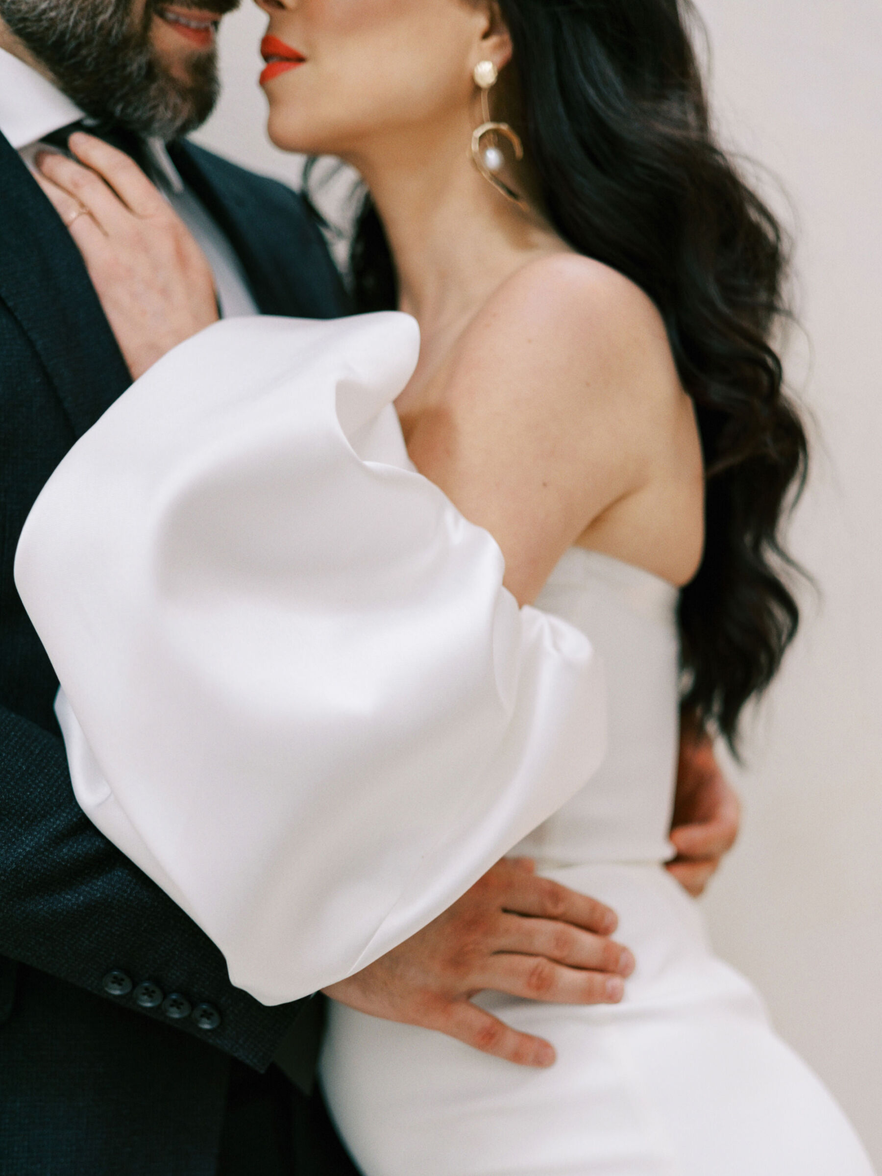 Modern bride wearing Halfpenny London with detachable puff sleeves