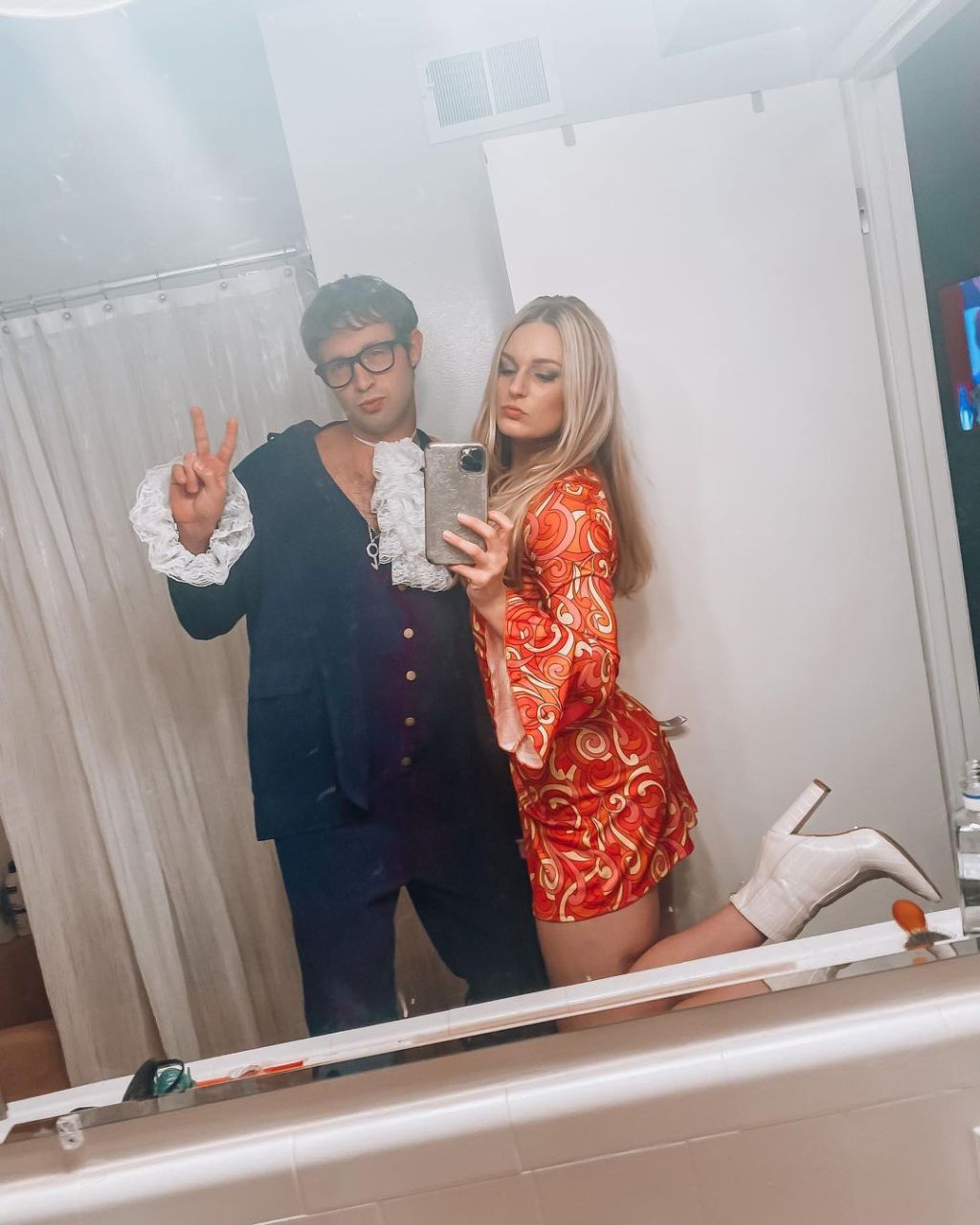 Austin Powers and Felicity Shagwell best funny couples Halloween costumes ideas